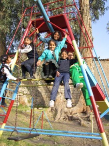 Bild: Spielende Kinder auf einem Klettergerüst